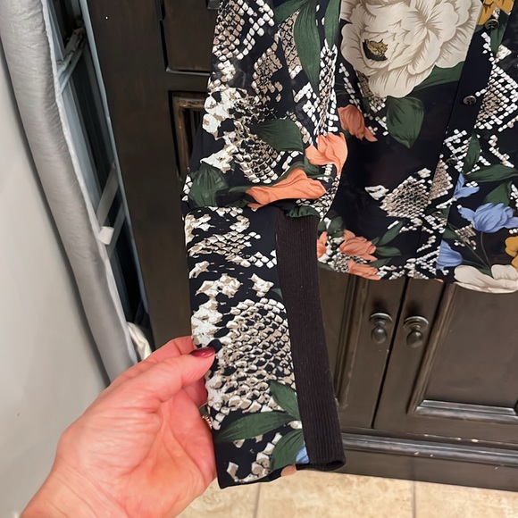 Cabi top. Sheer fabric. Puff shoulders. - Picture 3 of 7